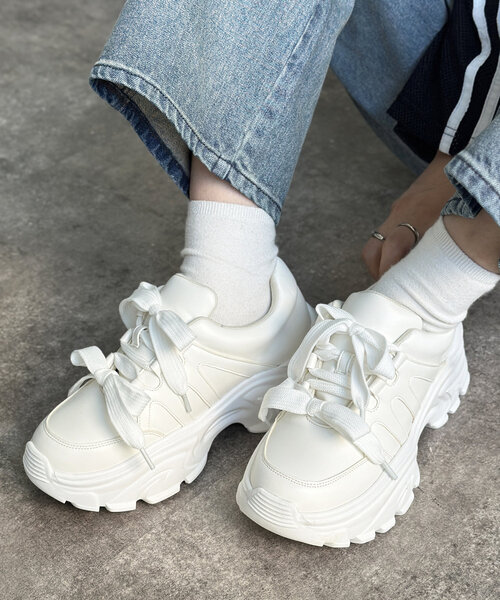 CPCM（シーピーシーエム）の「リボンデザイン厚底スニーカー（スニーカー・レディース・ベージュ/ブラック/アイボリー・MEDIUM/LARGE）」の2枚目の写真