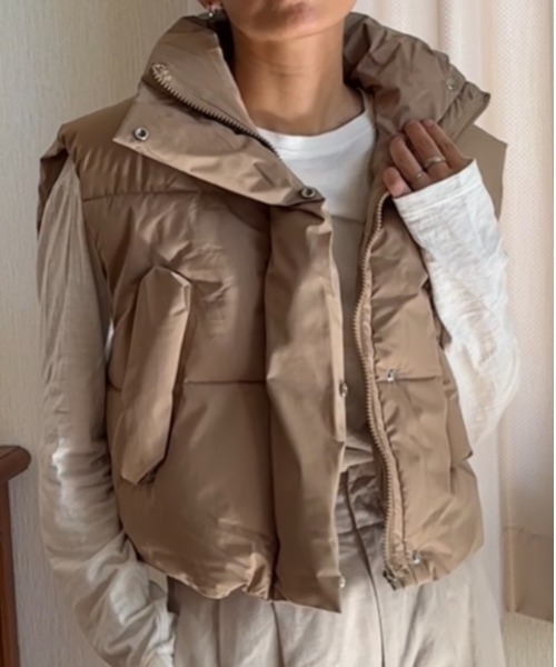 Ritzy（リッツィー）の「スタンドカラー ショート丈 エコダウンベスト（ダウンベスト・レディース・ブラック/ホワイト/ベージュ・L/M）」の3枚目の写真