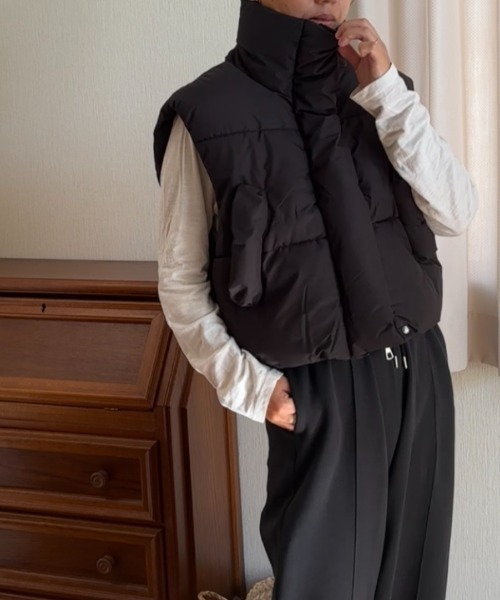 Ritzy（リッツィー）の「スタンドカラー ショート丈 エコダウンベスト（ダウンベスト・レディース・ブラック/ホワイト/ベージュ・L/M）」の10枚目の写真
