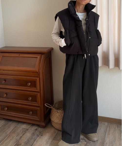 Ritzy（リッツィー）の「スタンドカラー ショート丈 エコダウンベスト（ダウンベスト・レディース・ブラック/ホワイト/ベージュ・L/M）」の11枚目の写真