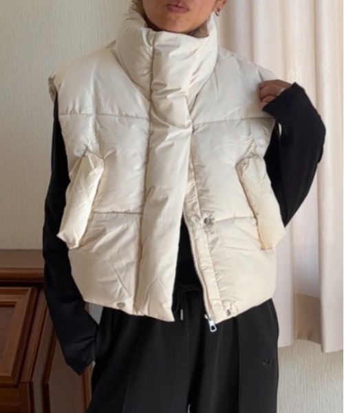 Ritzy（リッツィー）の「スタンドカラー ショート丈 エコダウンベスト（ダウンベスト・レディース・ブラック/ホワイト/ベージュ・L/M）」の14枚目の写真