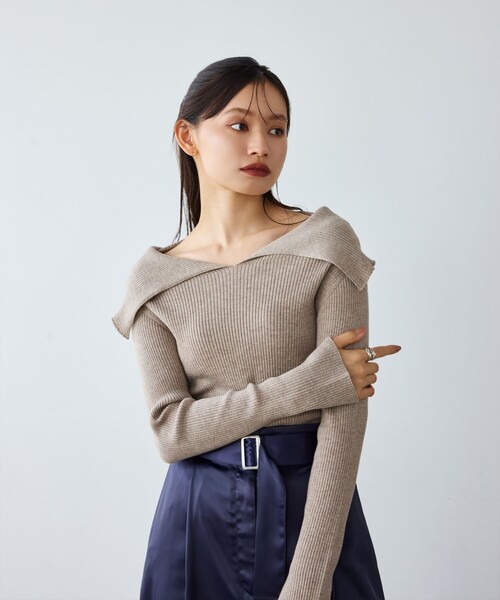 EMMEL REFINES（エメルリファインズ）の「＜EMMEL REFINES＞EM リブ エリツキ ニットプルオーバー ＆ オフショルダー（ニット/セーター・レディース・ベージュ/イエロー・FREE）」の2枚目の写真