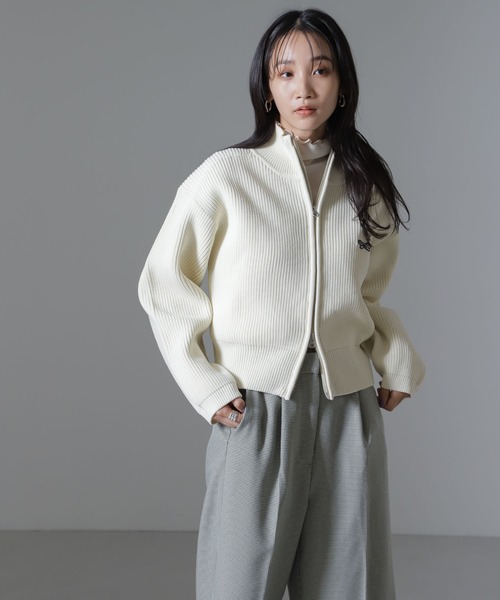 PENNEYS(ぺニーズ)の「PENNEYS別注TheFOXハイネックジップニットトップス(ニット/セーター・レディース・グレー/アイボリー/ブラック・FREE)」の3枚目の写真