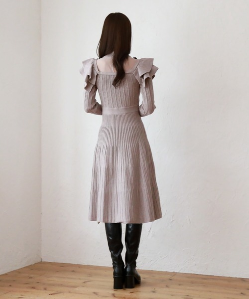 Cheek(チーク)の「デコルテシアーフリルリボンワンピース(ワンピース・レディース・モカ/ブラック/ブルー・MEDIUM)」の5枚目の写真