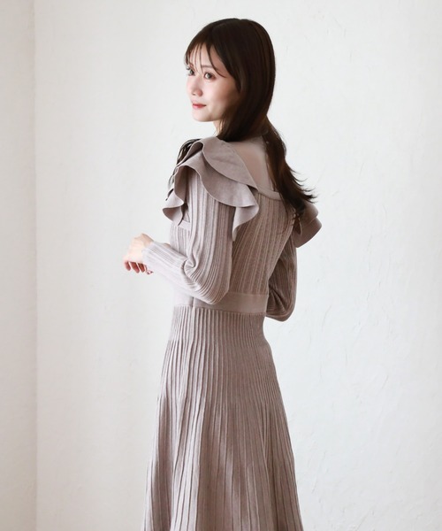 Cheek(チーク)の「デコルテシアーフリルリボンワンピース(ワンピース・レディース・モカ/ブラック/ブルー・MEDIUM)」の7枚目の写真