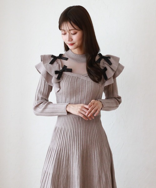 Cheek(チーク)の「デコルテシアーフリルリボンワンピース(ワンピース・レディース・モカ/ブラック/ブルー・MEDIUM)」の6枚目の写真