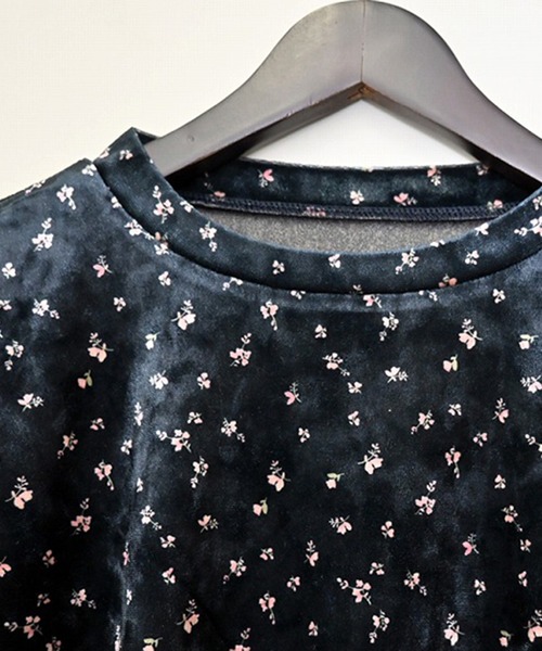 STYLEBLOCK（スタイルブロック）の「小花柄ベロアオーバーサイズトップス（Tシャツ/カットソー・レディース・ホワイト/ピンク・M）」の5枚目の写真