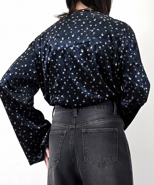STYLEBLOCK（スタイルブロック）の「小花柄ベロアオーバーサイズトップス（Tシャツ/カットソー・レディース・ホワイト/ピンク・M）」の6枚目の写真