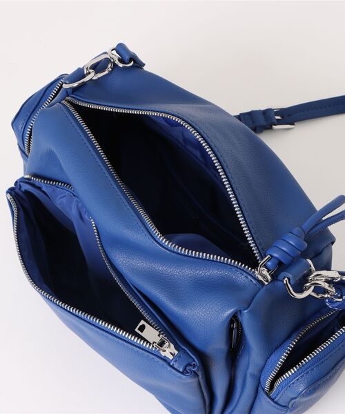 Desigual（デシグアル）の「ロゴ入りマルチポケットミディアムバッグ（ハンドバッグ・レディース・ブルー/イエロー・FREE）」の5枚目の写真