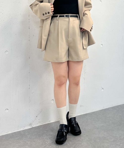 archives（アルシーヴ）の「【25ss/セットアップ対応】ベルト付タックショートパンツ（その他パンツ・レディース・ベージュ/グレー/ブラック・MEDIUM）」の3枚目の写真