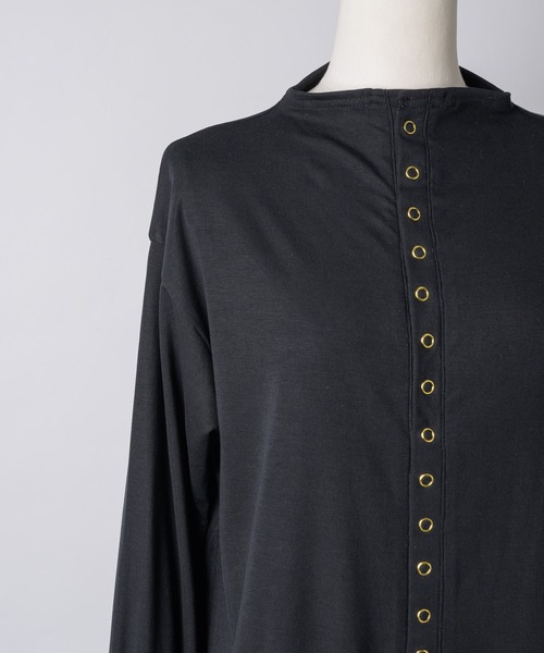 yae（ヤエ）の「2way many button top / メニーボタントップス（Tシャツ/カットソー・レディース・グレー/ブラック/レッド・FREE）」の4枚目の写真