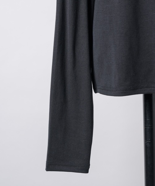 yae（ヤエ）の「2way many button top / メニーボタントップス（Tシャツ/カットソー・レディース・グレー/ブラック/レッド・FREE）」の6枚目の写真