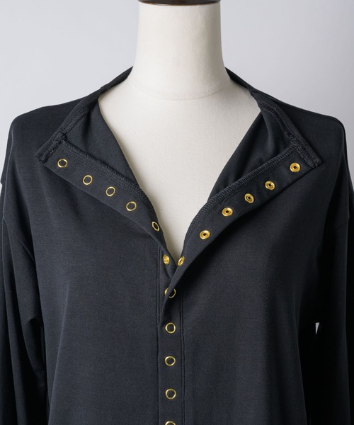 yae（ヤエ）の「2way many button top / メニーボタントップス（Tシャツ/カットソー・レディース・グレー/ブラック/レッド・FREE）」の10枚目の写真