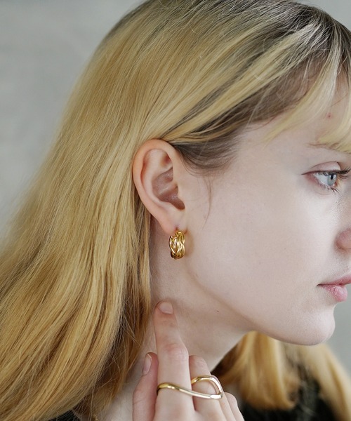 MinoriTY（マイノリティ）の「【MinoriTY select】選べるゴールドフープピアス　メンズ ウィメンズ ユニセックス（ピアス（片耳用）・メンズ・ゴールド系1/ゴールド系3/ゴールド系2・FREE）」の4枚目の写真