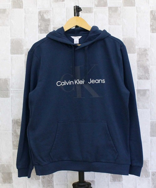 Calvin Klein(カルバン・クライン)の「CKJ モノグラムロゴ スウェットプルオーバー フーディ CK MONOGRAM LOGO PULLOVER HOODIE(パーカー・メンズ・ブルー/ホワイト/ブラック×ゴールド/ダークブルー/ブラック・S/M/L/XL)」の5枚目の写真