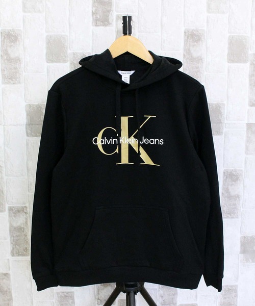 Calvin Klein(カルバン・クライン)の「CKJ モノグラムロゴ スウェットプルオーバー フーディ CK MONOGRAM LOGO PULLOVER HOODIE(パーカー・メンズ・ブルー/ホワイト/ブラック×ゴールド/ダークブルー/ブラック・S/M/L/XL)」の1枚目の写真
