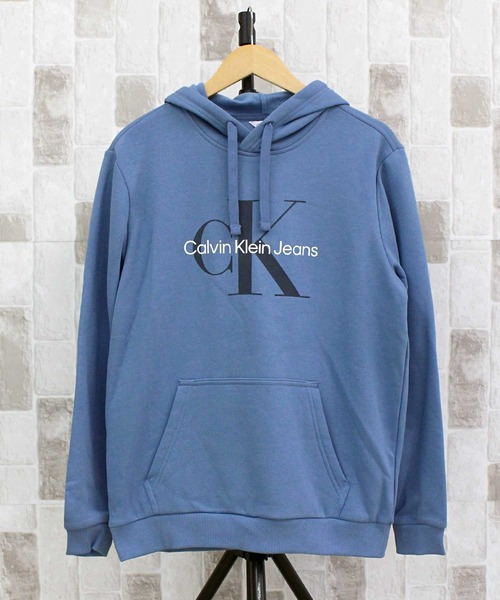 Calvin Klein(カルバン・クライン)の「CKJ モノグラムロゴ スウェットプルオーバー フーディ CK MONOGRAM LOGO PULLOVER HOODIE(パーカー・メンズ・ブルー/ホワイト/ブラック×ゴールド/ダークブルー/ブラック・S/M/L/XL)」の4枚目の写真