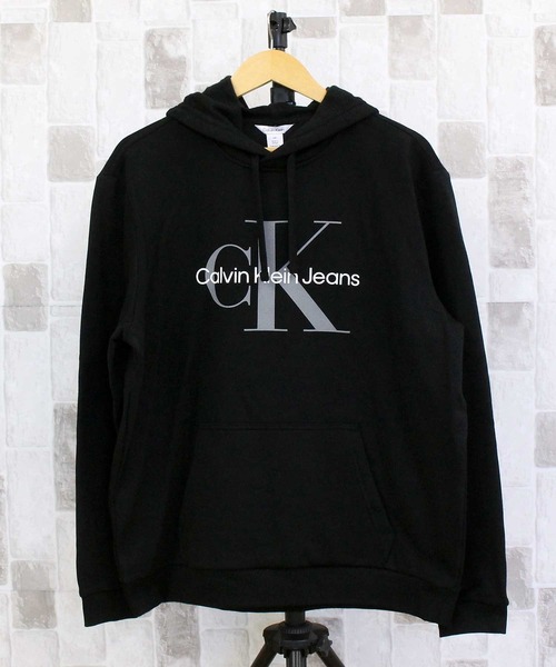 Calvin Klein(カルバン・クライン)の「CKJ モノグラムロゴ スウェットプルオーバー フーディ CK MONOGRAM LOGO PULLOVER HOODIE(パーカー・メンズ・ブルー/ホワイト/ブラック×ゴールド/ダークブルー/ブラック・S/M/L/XL)」の3枚目の写真