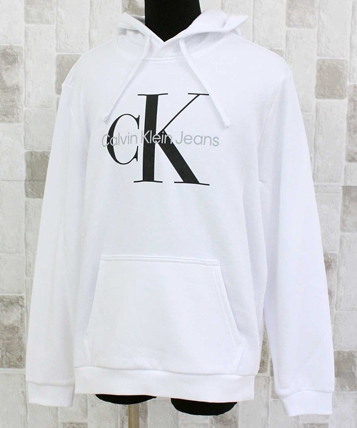 Calvin Klein(カルバン・クライン)の「CKJ モノグラムロゴ スウェットプルオーバー フーディ CK MONOGRAM LOGO PULLOVER HOODIE(パーカー・メンズ・ブルー/ホワイト/ブラック×ゴールド/ダークブルー/ブラック・S/M/L/XL)」の6枚目の写真