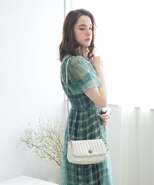 MERCURYDUO(マーキュリーデュオ)の「【MERCURYDUO/マーキュリーデュオ】ストライプキルティング フラップショルダーバッグ(ショルダーバッグ・レディース・アイボリー/ブラック/シルバー/ピンク/イエロー・FREE)」の2枚目の写真