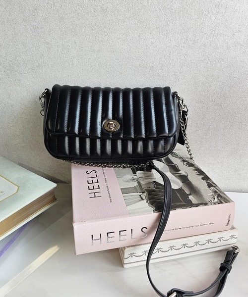 MERCURYDUO(マーキュリーデュオ)の「【MERCURYDUO/マーキュリーデュオ】ストライプキルティング フラップショルダーバッグ(ショルダーバッグ・レディース・アイボリー/ブラック/シルバー/ピンク/イエロー・FREE)」の3枚目の写真