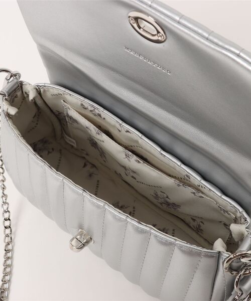 MERCURYDUO(マーキュリーデュオ)の「【MERCURYDUO/マーキュリーデュオ】ストライプキルティング フラップショルダーバッグ(ショルダーバッグ・レディース・アイボリー/ブラック/シルバー/ピンク/イエロー・FREE)」の8枚目の写真