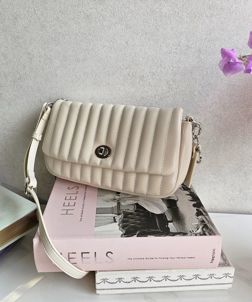 MERCURYDUO(マーキュリーデュオ)の「【MERCURYDUO/マーキュリーデュオ】ストライプキルティング フラップショルダーバッグ(ショルダーバッグ・レディース・アイボリー/ブラック/シルバー/ピンク/イエロー・FREE)」の20枚目の写真