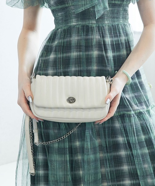 MERCURYDUO(マーキュリーデュオ)の「【MERCURYDUO/マーキュリーデュオ】ストライプキルティング フラップショルダーバッグ(ショルダーバッグ・レディース・アイボリー/ブラック/シルバー/ピンク/イエロー・FREE)」の15枚目の写真