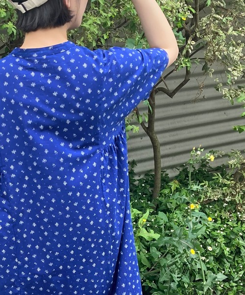 PAR ICI（パーリッシィ）の「小花柄抜染 サイドギャザーワンピース