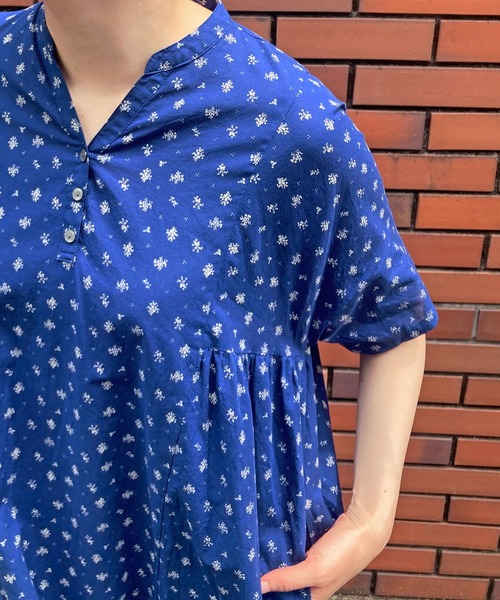 PAR ICI（パーリッシィ）の「小花柄抜染 サイドギャザーワンピース