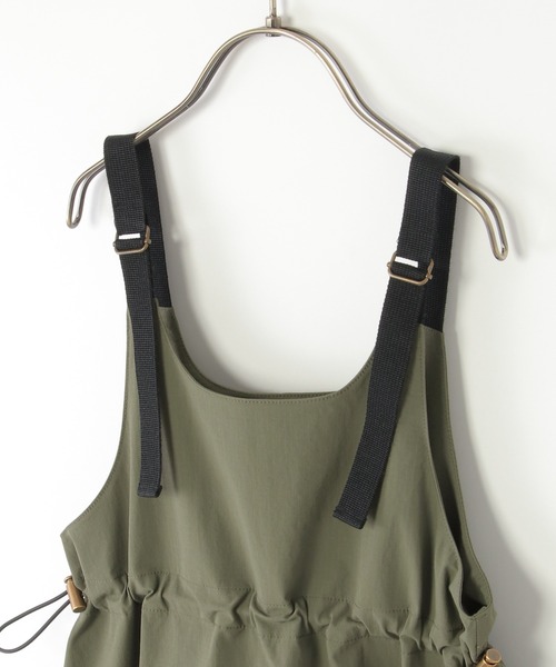 ikka（イッカ）の「【親子コーデ】カーゴキャミワンピース（120~160cm）（ワンピース・キッズ・ブラック/オリーブ・120/130/140/150/160）」の6枚目の写真