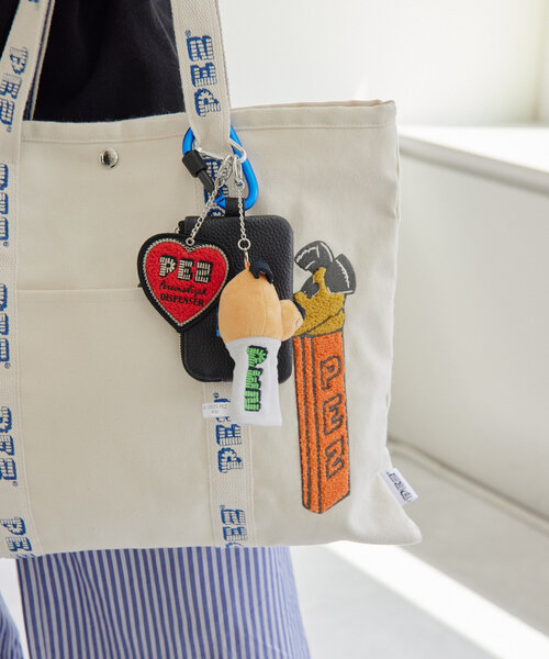 ear PAPILLONNER（イアパピヨネ）の「【PEZ(ペッツ)×ear】ディスペンサー型ぬいぐるみチャーム（チャーム・レディース・ブルー/ホワイト・FREE）」の7枚目の写真