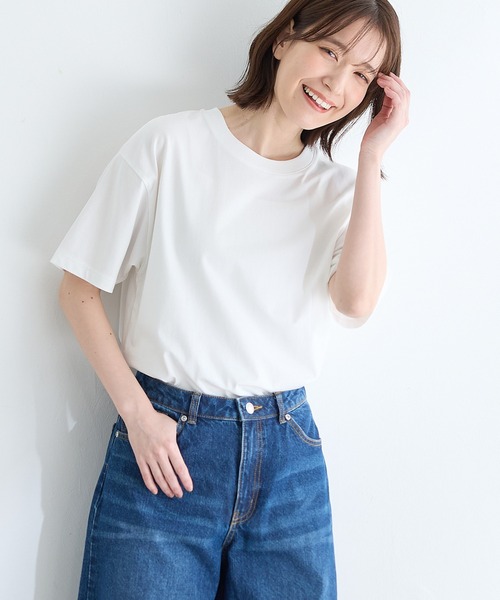 Honeys（ハニーズ）の「【ハニさら・接触冷感・ＵＶカット】きれいめＴシャツ（Tシャツ/カットソー・レディース・ブラック/オフホワイト/サックスブルー/ブルー/グリーン/モカ/スミクロ/グレイッシュベージュ/ピンク・LL/3L/SS/S/M/L）」の2枚目の写真