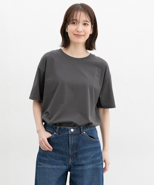 Honeys（ハニーズ）の「【ハニさら・接触冷感・ＵＶカット】きれいめＴシャツ（Tシャツ/カットソー・レディース・ブラック/オフホワイト/サックスブルー/ブルー/グリーン/モカ/スミクロ/グレイッシュベージュ/ピンク・LL/3L/SS/S/M/L）」の3枚目の写真