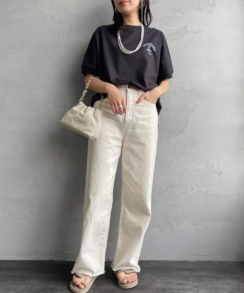 AMERICANA（アメリカーナ）の「[Americana×JEANS FACTORY/アメリカーナ×ジーンズファクトリー] 別注 ラウンドヘム バックプリントTシャツ（Tシャツ/カットソー・レディース・モカ/グレイッシュベージュ/スミクロ・F）」の4枚目の写真