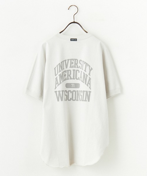 AMERICANA（アメリカーナ）の「[Americana×JEANS FACTORY/アメリカーナ×ジーンズファクトリー] 別注 ラウンドヘム バックプリントTシャツ（Tシャツ/カットソー・レディース・モカ/グレイッシュベージュ/スミクロ・F）」の17枚目の写真