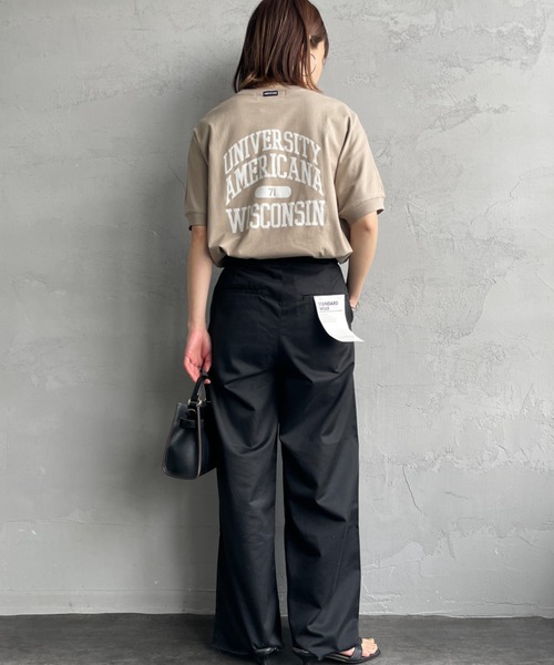 AMERICANA（アメリカーナ）の「[Americana×JEANS FACTORY/アメリカーナ×ジーンズファクトリー] 別注 ラウンドヘム バックプリントTシャツ（Tシャツ/カットソー・レディース・モカ/グレイッシュベージュ/スミクロ・F）」の22枚目の写真