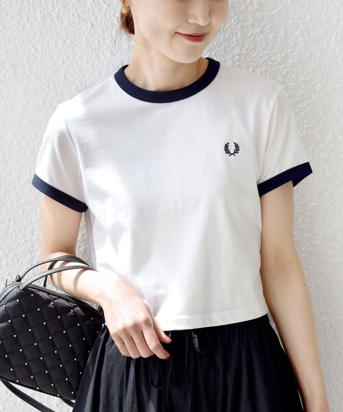 FRED PERRY(フレッドペリー)の「FRED PERRY:G9163 CROPPED RINGER TEE(Tシャツ/カットソー・レディース・オフホワイト/オリーブ/ワイン/ブラック・ONE SIZE)」の2枚目の写真