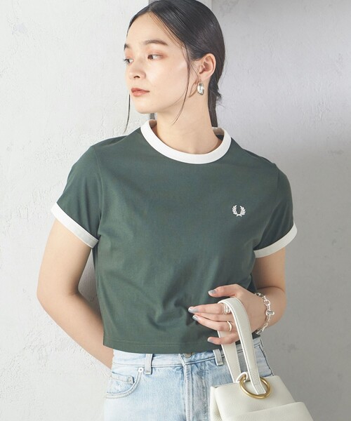 FRED PERRY(フレッドペリー)の「FRED PERRY:G9163 CROPPED RINGER TEE(Tシャツ/カットソー・レディース・オフホワイト/オリーブ/ワイン/ブラック・ONE SIZE)」の3枚目の写真
