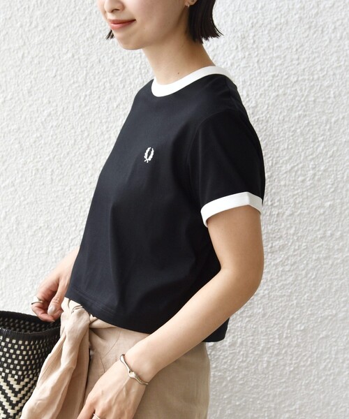 FRED PERRY(フレッドペリー)の「FRED PERRY:G9163 CROPPED RINGER TEE(Tシャツ/カットソー・レディース・オフホワイト/オリーブ/ワイン/ブラック・ONE SIZE)」の13枚目の写真