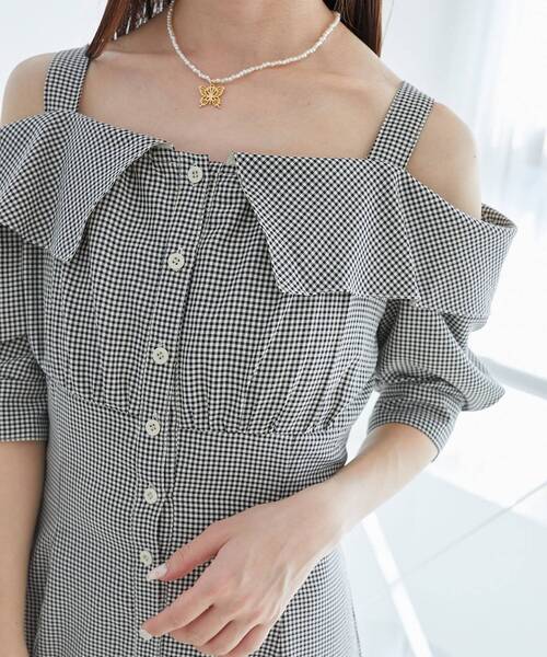 MAJESTIC LEGON(マジェスティックレゴン)の「オフショルシャツワンピース(シャツワンピース・レディース・オフホワイト/ライトグリーン/ブルー系その他2/ブラック系その他・X-SMALL/SMALL/MEDIUM)」の2枚目の写真