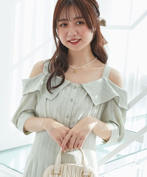MAJESTIC LEGON(マジェスティックレゴン)の「オフショルシャツワンピース(シャツワンピース・レディース・オフホワイト/ライトグリーン/ブルー系その他2/ブラック系その他・X-SMALL/SMALL/MEDIUM)」の15枚目の写真