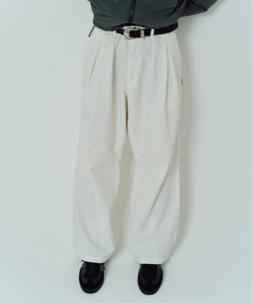 ADAM PATEK(アダムパテック)の「【ADAMPATEK/アダムパテック】generous tuck relax chino pants/タック入りワイドシルエットチノパンツ(チノパンツ・レディース・ホワイト/ベージュ・1/2)」の1枚目の写真