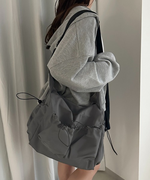 apres jour mignon（アプレジュールミニョン）の「【apresjour mignon×ARIAZ】ドロストポケットショルダーバッグ（ショルダーバッグ・レディース・チャコールグレー/オフホワイト/ブラック・ONESIZE）」の3枚目の写真