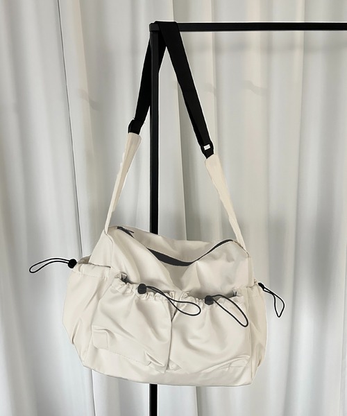 apres jour mignon（アプレジュールミニョン）の「【apresjour mignon×ARIAZ】ドロストポケットショルダーバッグ（ショルダーバッグ・レディース・チャコールグレー/オフホワイト/ブラック・ONESIZE）」の4枚目の写真