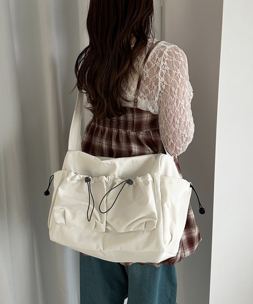 apres jour mignon（アプレジュールミニョン）の「【apresjour mignon×ARIAZ】ドロストポケットショルダーバッグ（ショルダーバッグ・レディース・チャコールグレー/オフホワイト/ブラック・ONESIZE）」の5枚目の写真