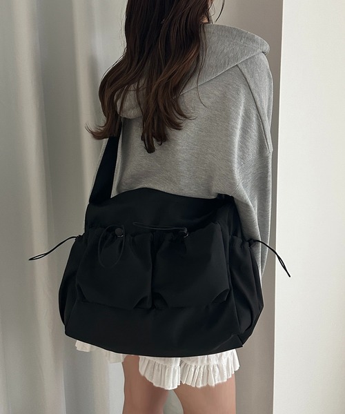 apres jour mignon（アプレジュールミニョン）の「【apresjour mignon×ARIAZ】ドロストポケットショルダーバッグ（ショルダーバッグ・レディース・チャコールグレー/オフホワイト/ブラック・ONESIZE）」の7枚目の写真