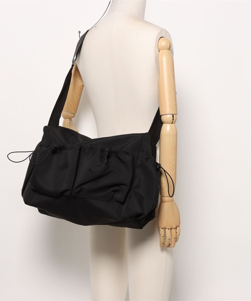 apres jour mignon（アプレジュールミニョン）の「【apresjour mignon×ARIAZ】ドロストポケットショルダーバッグ（ショルダーバッグ・レディース・チャコールグレー/オフホワイト/ブラック・ONESIZE）」の12枚目の写真