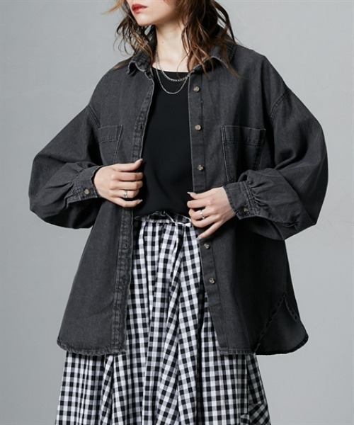 Soiunique（スワユニーク）の「胸ポケット付きオーバーサイズデニムシャツ　［Soiunique］（シャツ/ブラウス・レディース・ブラック/ブルー・M）」の2枚目の写真