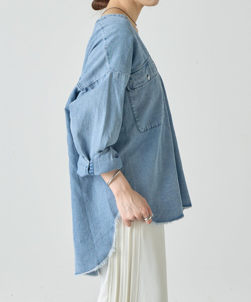 SHENERY（シーナリー）の「Vネックダンガリーシャツ（シャツ/ブラウス・レディース・ブルー・36/38）」の2枚目の写真